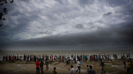 Des habitants viennent observer la mer, balay&eacute;e par le cyclone Mahasen, &agrave; Chittagong (Bangladesh), le 16 mai.&nbsp; (MUNIR UZ ZAMAN / AFP)