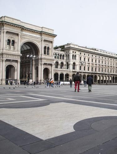 La piazza Duomo, vide, dans le centre de Milan. C'est la place principale de&nbsp;Milan, le vrai cœur urbain et commercial de la ville depuis plus de sept siècles (Bézardin)