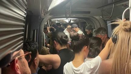 Dans la soirée du mercredi 14 juin, sur la ligne 4 du métro parisien, plusieurs rames bondées de voyageurs sont restées bloquées dans le tunnel souterrain pendant près de deux heures. La RATP présente ses excuses, et son PDG a demandé une enquête interne. (France 3)