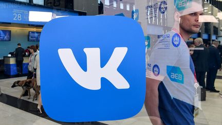 Le stand du réseau social VKontakte lors d'un forum à Saint-Pétersbourg le 24 mai 2018. (KIRILL KUDRYAVTSEV / AFP)