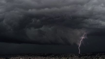 Mardi 21 juin, alors que de nombreux départements font face aux dégâts causés par des orages de grêle, l'intensité de ces épisodes inquiète. S'ils sont habituels à cette saison, ils pourraient devenir plus fréquents en raison du réchauffement climatique.
 (FRANCE 2)