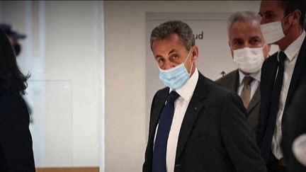 Nicolas Sarkozy est définitivement condamné dans l’affaire Bismuth pour corruption et trafic d’influence à trois ans de prison dont un ferme durant lequel il devra porter un bracelet électronique. À cette peine s’ajoutent trois ans d’inéligibilité. (franceinfo)