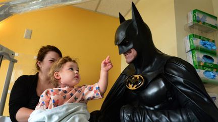 &nbsp; (Léonard Robinson, déguisé en Batman, visite des enfants dans un hôpital de Charleston © SIPA/Kenny Kemp)