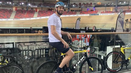 Tony Estanguet sur la piste du vélodrome national de Saint-Quentin-en-Yvelines, le 28 avril 2022. (Louise Le Borgne)