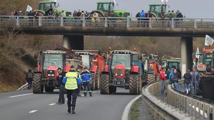 &nbsp; (Les agriculteurs continuent leurs manifestations, ici dans la Vienne, pour réclamer des aides au gouvernement (illustration) © MaxPPP)