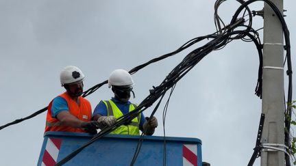 Trois semaines après le passage dévastateur du cyclone Chido à Mayotte, la lente reconstruction se poursuit. Lors de sa visite sur l'île fin décembre, François Bayrou avait demandé que l’électricité soit rétablie partout à la fin du mois de janvier. (France 2)