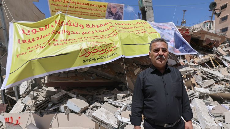 Samir Mansour devant sa librairie bombardée à Gaza, le 22 mai 2021. (EMMANUEL DUNAND / AFP)