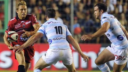 Jonny Wilkinson a particulièrement mis à contribution le pack du RM92. (BORIS HORVAT / AFP)