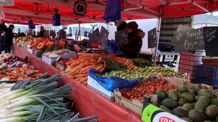 Fruits et légumes sur le marché du Beffroi à Amiens (Somme). (FLORENT VAUTIER / RADIO FRANCE)