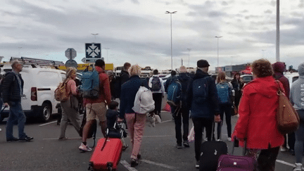 Fausses alertes à la bombe : des départs en vacances perturbés (France 2)