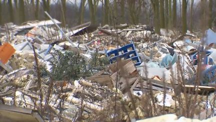 En France, 314 000 tonnes de détritus, soit l'équivalent de 31 tours Eiffel, finissent au bord des routes, des cours d'eau et des espaces naturels. (CAPTURE D'ÉCRAN FRANCE 2)