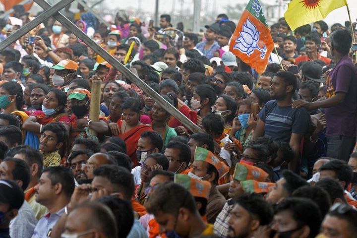 Des partisans du&nbsp;Bharatiya Janata Party lors d'un meeting du Premier ministre, Narendra Modi, pour les élections régionales au Bengale-Occidental, à&nbsp;Siliguri, le 10 avril 2021. (DIPTENDU DUTTA / AFP)