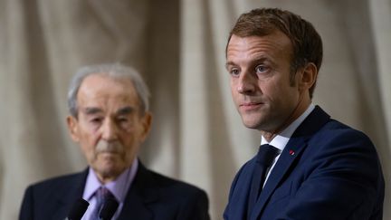 Emmanuel Macron s'exprime aux côtés de Robert Badinter, le 9 octobre 2021, au Panthéon, à Paris, pour les 40 ans de l'abolition de la peine de mort en France. (IAN LANGSDON / AFP)