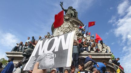 Une photocopie de la une du quotidien&nbsp;"Libération" du 22 avril 2002, lors d'une manifestation contre le Front national, place de la République à Paris, le 1er mai 2002. (JOEL ROBINE / AFP)