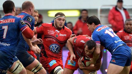 Bakkies Botha tente de garder le ballon face à Geoffroy Messina (ANNE-CHRISTINE POUJOULAT / AFP)