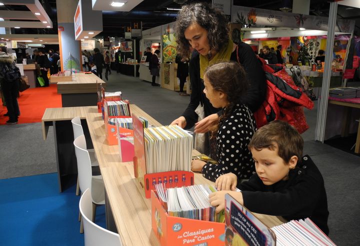 Nathalie Delhaye et ses deux enfants Lilas et Oscar au salon de Montreuil
 (Laurence Houot / Culturebox)