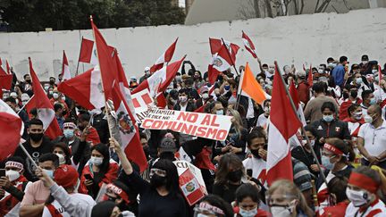 Des soutiens de Keiko Fujimori, candidate de droite populiste à la présidentielle, manifestent à Lima (Pérou) le 12 juin 2021. (KLEBHER VASQUEZ / ANADOLU AGENCY / AFP)