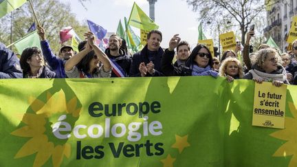 Une marche pour le climat organisée par&nbsp;Europe Écologie-Les Verts (EELV) à Paris, le 9 avril 2022.&nbsp; (CLAIRE SERIE / HANS LUCAS / AFP)