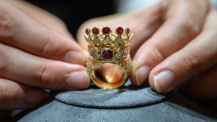 La bague de Tupac Shakur, sertie de rubis et de diamants, achetée pour plus d'un million de dollars par le rappeur canadien Drake, ici chez Sotheby's à New York le 20 juillet 2023 (ED JONES / AFP)