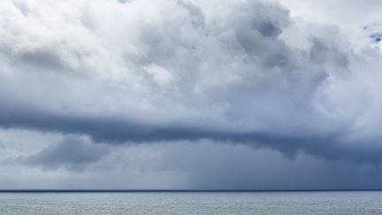 Un ciel orageux au large des îles Marquises, l'archipel le plus proche de la zone dans laquelle le naufragé a été retrouvé, ici le 15 janvier 2018. (ANTOINE BOUREAU / HANS LUCAS / AFP)