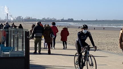 Le front de mer à Malo-les-Bains (Nord), le 26 février 2021, quelques heures avant l'entrée en vigueur du couvre-feu. (EMMANUEL BOUIN / FRANCE-BLEU NORD)