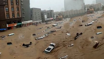 Dans les rues de Zhengzhou, les voitures ont été littéralement englouties par des précipitations monstres.&nbsp; (EYEPRESS NEWS / AFP)