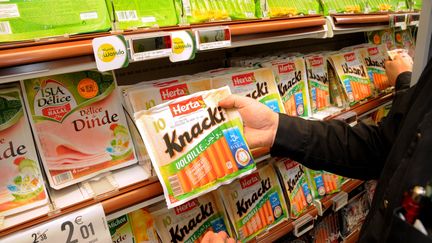 Un consommateur saisit un paquet de "knacki" commercialisé par la marque Herta, le 31 mars 2010, à Montpellier (Hérault).&nbsp; (MAXPPP)