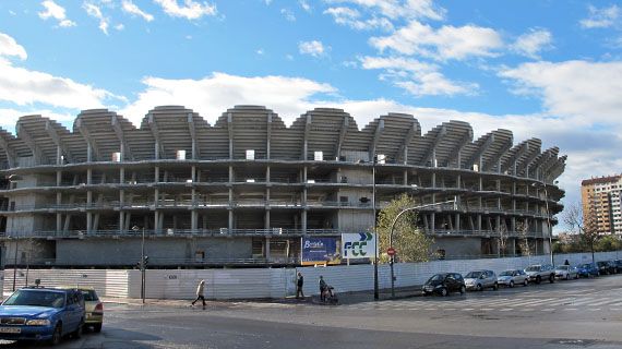 Le chantier du stade "Nou Mestalla" &agrave; Valence, &agrave; l'arr&ecirc;t depuis f&eacute;vrier 2009.&nbsp; (SALOME LEGRAND / FRANCETV INFO)