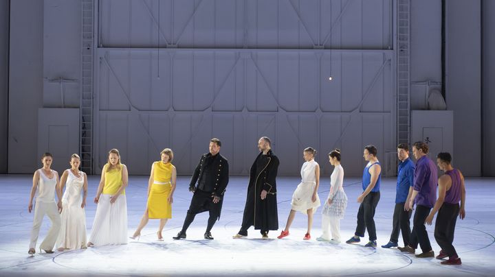 Scène de "Così fan tutte" à l'Opéra Garnier avec les six interprètes lyriques et leurs doubles danseurs. (BENOITE FANTON/OnP)