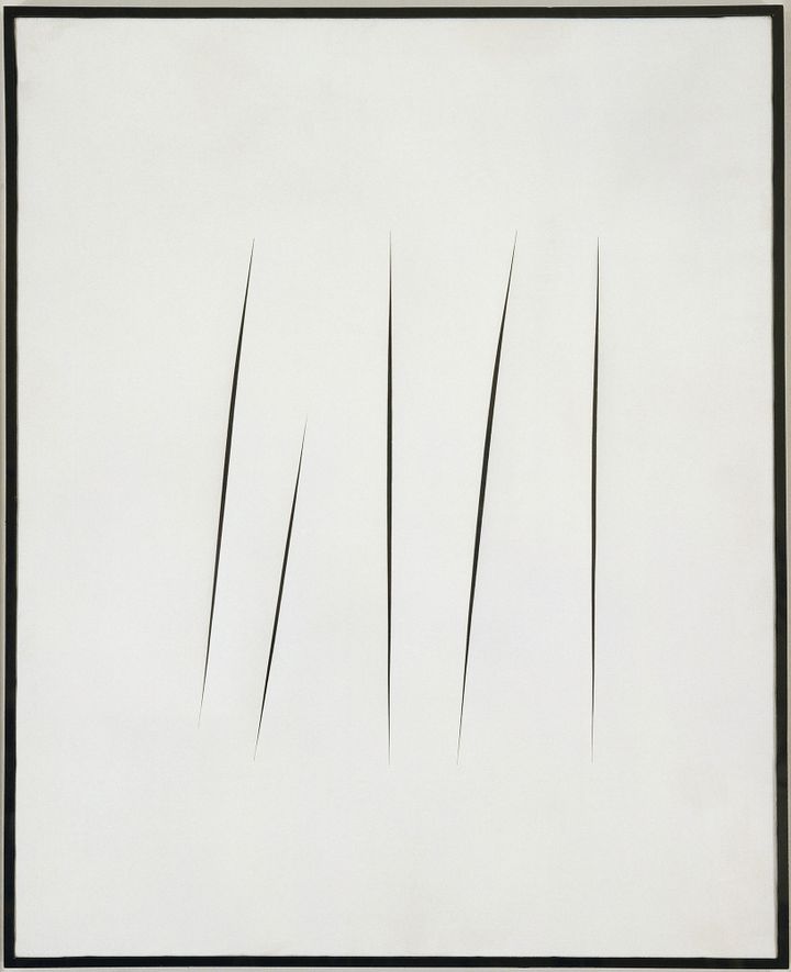 Lucio Fontana, Concetto spaziale, Attese (Concept spatial, attentes) 1965
 (Lucio Fontana / SIAE / ADAGP, Paris 2013 © Musée d&#039;Art Moderne / Roger-Viollet)