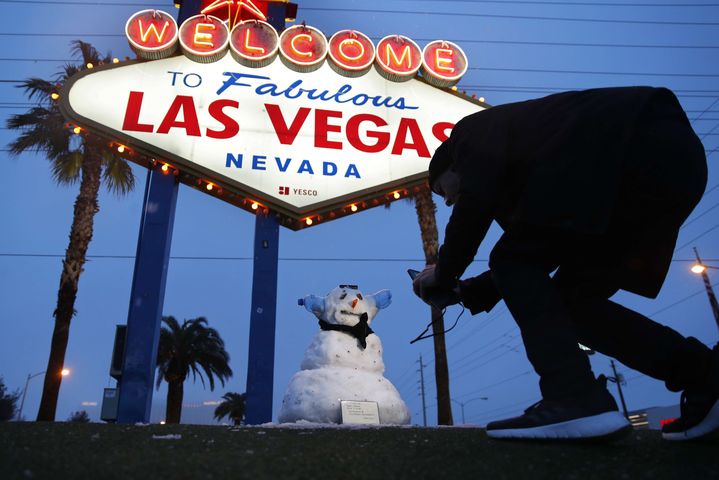 Un photographe immortalise un bonhomme de neige à Las Vegas&nbsp;(Etats-Unis), le 21 février 2019. (JOHN LOCHER/AP/SIPA / AP)