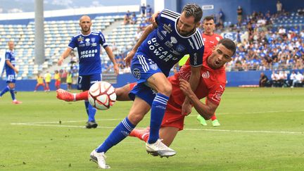 Le promu bastiais (en bleu) a tenu tête à Nîmes, ancien pensionnaire de Ligue 1, lors de la première journée de Ligue 2, le 24 juillet 2021. (XAVIER GRIMALDI / MAXPPP)