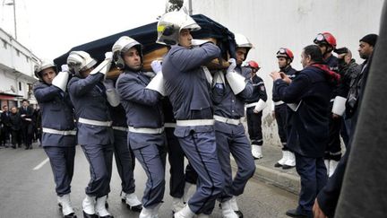 Une haie d'honneur de la Protection civile aux portes du cimetière Saint-Eugène (Fayçal Nechoud/AFP)