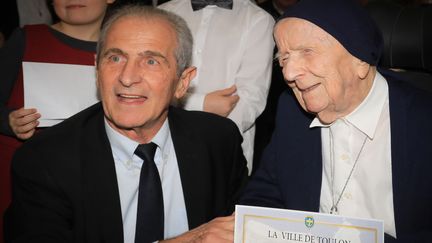 Lucile Randon, dite sœur André, aux côtés du maire de Toulon, Hubert Falco, en février 2019. (ANNABELLE LHUILLIER BONNAL / AFP)