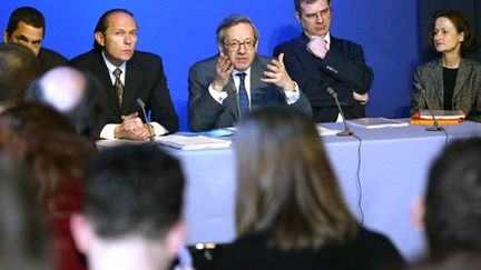 Bernard Stasi lors d'une conférence de presse de la commission de réflexion sur la laïcité le 16 février 2004 (AFP - MEHDI FEDOUACH)