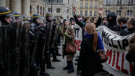 Des intermittents du spectacle et des policiers se font face, le 25 avril 2016, devant le théâtre de l'Odéon, dans le 6e arrondissement de Paris.&nbsp; (MAXPPP)