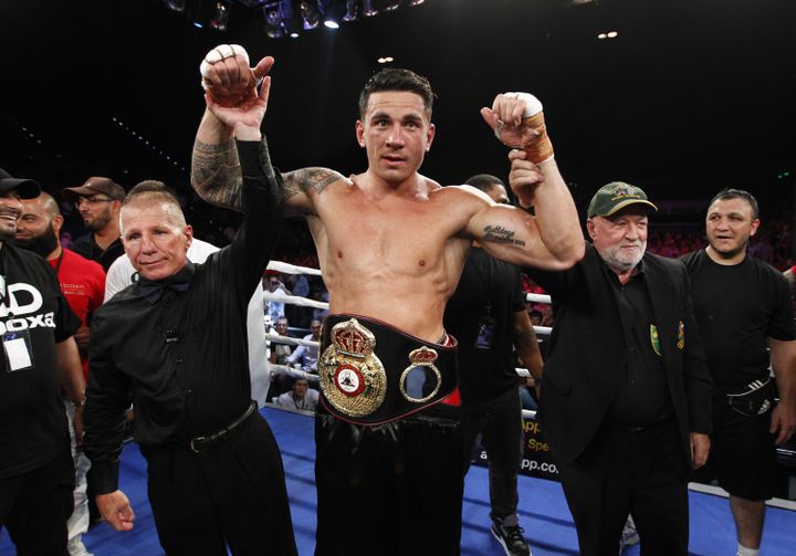 Sonny Bill Williams célèbre sa victoire contre le Sud-Africain Francois Botha, à Brisbane (Australie), le 8 février 2013. (PATRICK HAMILTON / AFP)