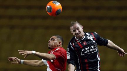 Kurzawa (Monaco) au duel avec Mater (Valenciennes) (VALERY HACHE / AFP)