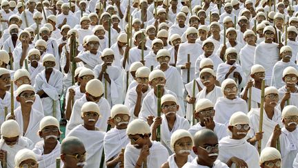 Des dizaines d'enfants sont d&eacute;guis&eacute;s en Gandhi pour c&eacute;l&eacute;brer l'anniversaire de la naissance du Mahatma &agrave; Ahmadabad (Inde), le 2 octobre 2012. (AJIT SOLANKI / AP / SIPA)