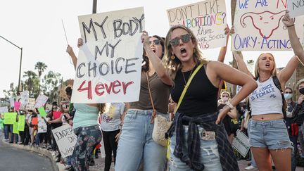 Des manifestants pour le droit à l'avortement lors d'un rassemblement&nbsp;à Tucson, en Arizona, le lundi 4 juillet 2022. Photo d'illustration. (SANDY HUFFAKER / AFP)