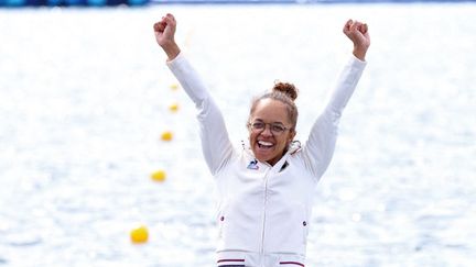 Nélia Barbosa sur le podium du kayak paracanoë 200 m KL3, aux Jeux Olympiques de Paris, à Vaires-sur-Marne, le 8 septembre 2024. (PICOUT GREGORY / AFP)