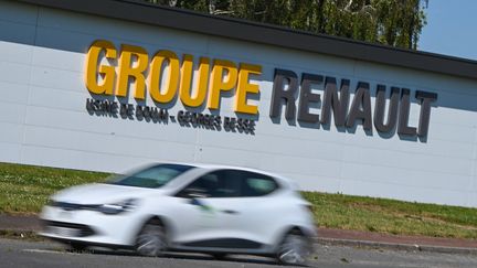 Logo du Groupe Renault sur le site de Douai (Nord). Renault a bénéficié d'une aide de l'Etat sous la forme d'un prêt de cinq milliards d'euros pour faire face à la crise sanitaire. (DENIS CHARLET / AFP)