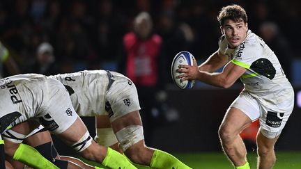 Le rugbyman toulousain Antoine Dupont, lors d'un match contre les Harlequins, le 17 décembre 2023 à Londres (Royaume-Uni). (GLYN KIRK / AFP)