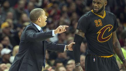 Tyron Lue et LeBron James n'ont pas trouvé la solution face à Atlanta (PHIL LONG/AP/SIPA / AP)