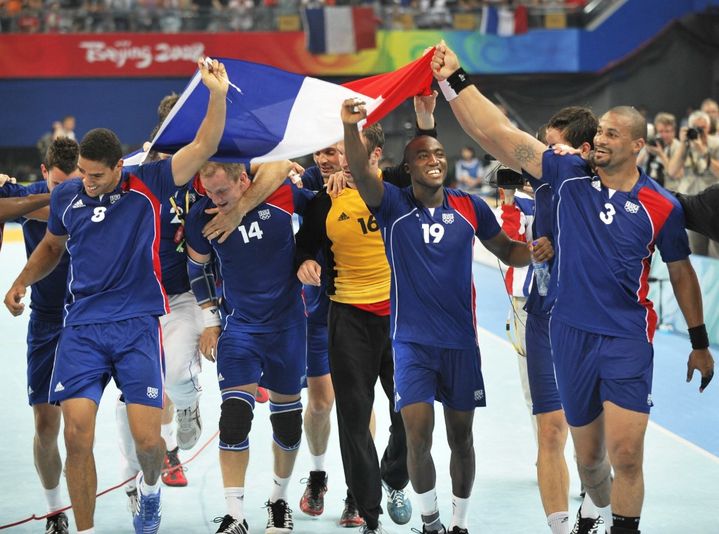 L'équipe de France emmenée par Didier Dinart (à droite) célèbre sa victoire en finale des Jeux olympiques de Pékin, le 24 août 2008. (PHILIPPE HUGUEN / AFP)