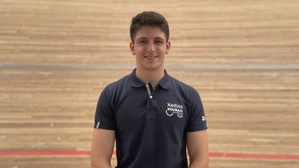 Théo Bracke, double champion de France de cyclisme sur piste, au vélodrome Jean&nbsp;Stablinski de Roubaix. (MANON MELLA / FRANCEINFO)