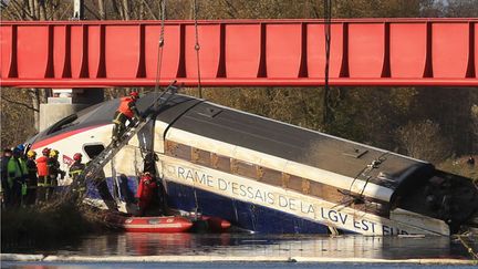 &nbsp; (Sur le lieu du déraillement © G.Varela / SIPA)