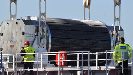 Un container transportant du combustible nucl&eacute;aire MOX est charg&eacute; sur un bateau &agrave; Cherbourg (Manche), avant d'&ecirc;tre envoy&eacute; au Japon, le 8 avril 2010. (JEAN-PAUL BARBIER / AFP)