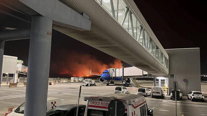 Un incendie s'approche de l'aéroport de Palerme, en Sicile (Italie), dans la nuit du 24 au 25 juillet 2023. (PALERMO AIRPORT PRESS OFFICE/AP/ / SIPA)