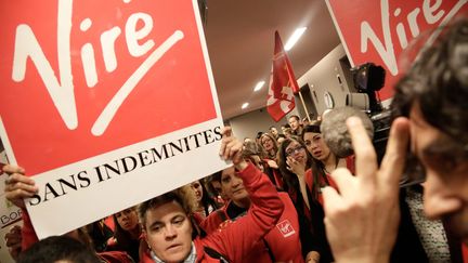 Le 10 juin 2013, rassemblement &agrave; l'appel de l'intersyndicale des salari&eacute;s de Virgin, avant l'audience du tribunal de commerce, &agrave; Paris. (MAXPPP)